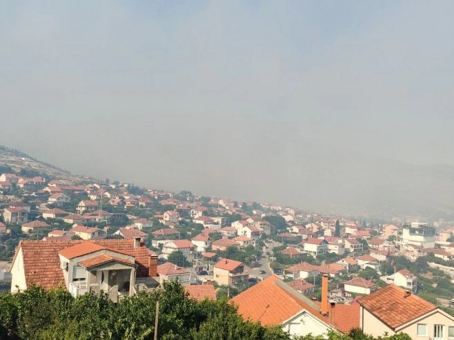 Požar na Leotaru iznad Trebinja van kotrole, grad prekrio gust dim